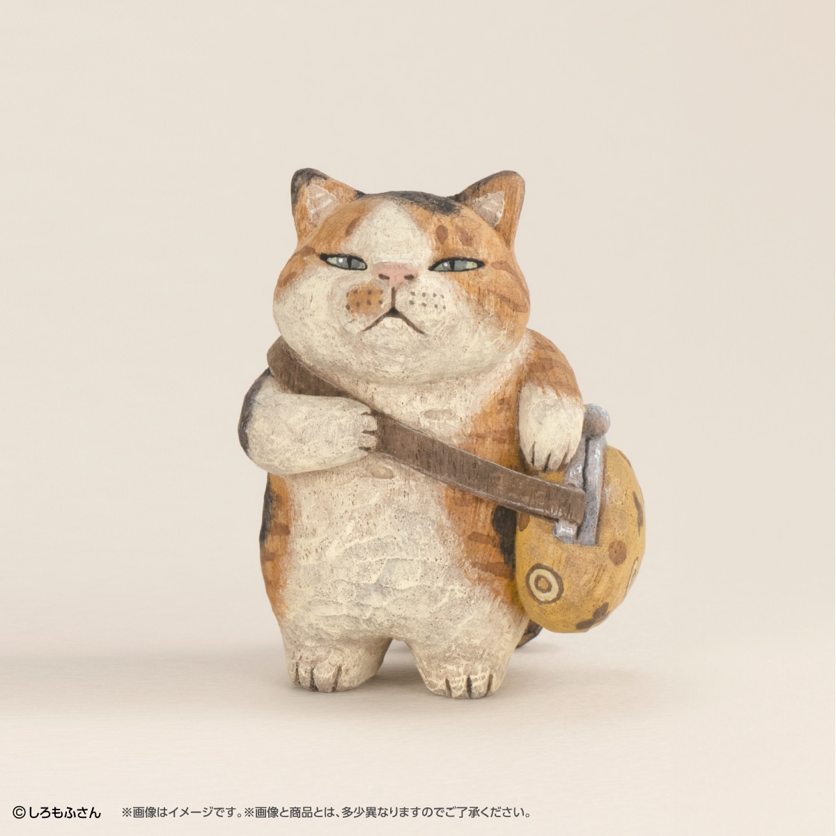 買い物中の三毛猫